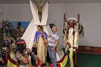 Erzgebirgskrimi-Dreharbeiten in Hohenstein-Ernstthal: Wofür braucht die Filmcrew so ein Tipi? - Ein solches Tipi gehört zu den Requisiten, die der Förderverein „Silberbüchse“ an das Team des Erzgebirgskrimis ausgeliehen hat. Bei der Übergabe war unter anderem Gerd Neubert alias „Black Eagle“ dabei.