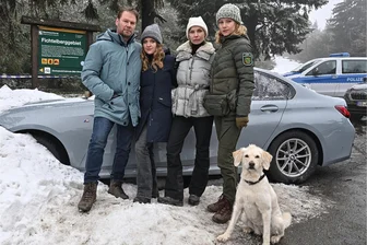 Erzgebirgskrimi dreht sich um größtes Streitobjekt der Oberwiesenthaler - Mitte Februar haben am Fichtelberg die Dreharbeiten für den elften „Erzgebirgskrimi – Wintermord“ begonnen – hier die Hauptdarsteller Kai Scheve, Lara Mandoki, Masha Tokareva und Teresa Weißbach (v. l.).