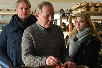Erzgebirgskrimi "Ein Mord zu Weihnachten": Schöne Szenen, wenig Spannung - Die Kommissare Winkler (Kai Scheve, links) und Karina Szabo (Lara Mandoki) sehen in Scheibner (Uwe Preuss) einen Verdächtigen.  