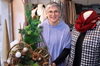 Erzgebirgskrimi: Einheimische wirken mit - Grit Meichßner holt für die Drehtage die weihnachtliche Dekoration fürs Schaufenster noch einmal hervor, obwohl im Laden die neue Frühjahrsmode schon bereitliegt.