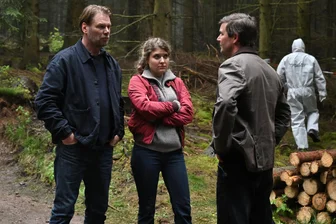 "Erzgebirgskrimi"-Erfinder Rainer Jahreis im Interview: "Das Erzgebirge hat etwas Zauberhaftes" - Szene aus dem neunten "Erzgebirgskrimi": Kommissar Winkler (Kai Scheve, l.) und seine Kollegin Szabo (Lara Mandoki) treffen am Fundort der Leiche auf den Bürgermeister Björn Haberkorn (Thomas Scharff), der ihnen einige Fragen beantworten soll.