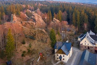 Erzgebirgskrimi: Felsen, Honig, Klischees - Die Greifensteine und die Naturbühne bildeten einen Teil der Kulisse des vierten Erzgebirgskrimis im ZDF. Gleich zwei Morde mussten dieses Mal aufgeklärt werden.