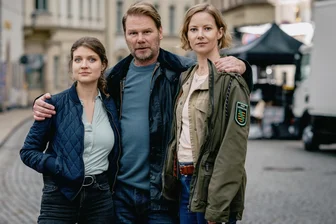 Erzgebirgskrimi: Filmteam sucht Komparsen - Die Stars des Erzgebirgskrimis: die Kommissare Karina Szabo (Lara Mandoki) und Robert Winkler (Kai Scheve) sowie Försterin Saskia Bergelt (Teresa Weißbach).
