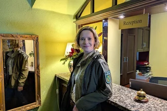 Erzgebirgskrimi: Folge 13 läuft am Samstag im ZDF - Wie es danach weitergeht - Beim Drehstart in Annaberg-Buchholz nahm sich Teresa Weißbach kurz Zeit für ein Foto.