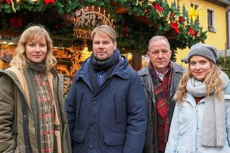 Erzgebirgskrimi: Für neue Folge liefert auch das Vogtland die passende Kulisse - Die Schauspieler Teresa Weißbach, Kai Scheve, Uwe Preuss und Lara Mandoki (von links) auf dem extra für die Dreharbeiten zum Erzgebirgskrimi in Schwarzenberg aufgebauten Weihnachtsmarkt. In der siebten Folge rückt die Region mit ihren Weihnachtsbräuchen und seinem Kunsthandwerk in den Fokus. 
