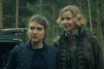 „Erzgebirgskrimi“ geht mit seinen Hauptdarstellern für Publikumspreis Jupiter ins Rennen - Lara Mandoki (links) als Karina Szabo und Teresa Weißbach als Saskia Bergelt verfolgen im neuen „Erzgebirgskrimi: Über die Grenze“ gemeinsam eine Spur in den Wald.