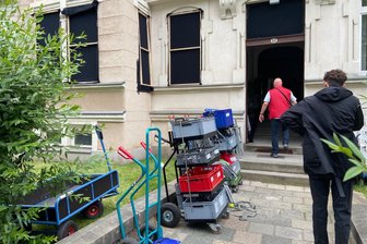 Erzgebirgskrimi hinter Gründerzeitfassade: Drehstart für beliebte ZDF-Serie auf dem Chemnitzer Kaßberg - Viel Technik muss in die Wohnung an der Barbarossastraße. Nicht nur deshalb dürfte sich die Filmcrew für ein Mietangebot im Erdgeschoss entschieden haben.