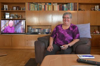 Erzgebirgskrimi in Flöha: Wie das Haus von Frau Braune zum Drehort wurde - Petra Braune sitzt in ihrem Sessel und erzählt vom Filmdreh in ihrem Haus im vergangenen Jahr. Für den „Erzgebirgskrimi“ wurde das Wohnzimmer einmal komplett umgeräumt.