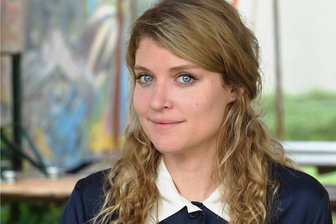 "Erzgebirgskrimi": Lara Mandoki über Dreharbeiten, das Gebirge und die Begegnung mit Neonazis - Im "Erzgebirgskrimi" spielt Lara Mandoki seit dem ersten Film der Reihe die Kommissarin Karina Szabo. Die Schauspielerin wurde in München geboren, sie fühle sich durch ihre ungarischen Wurzeln aber durchaus mit dem Osten verbunden, sagt sie.