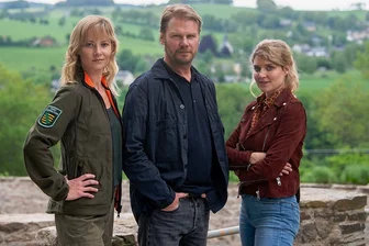 "Erzgebirgskrimi" liegt bei Quoten vorn - Die Schauspielerinnen Teresa Weißbach (links), Lara Mandoki und Schauspieler Kai Scheve während einer Drehpause am Set für den "Erzgebirgskrimi". Foto: Hendrik Schmidt/dpa