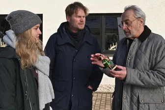 "Erzgebirgskrimi" mit Wolfgang Stumph am Start - Die Kommissare Karina Szabo (Lara Mandoki) und Robert Winkler (Kai Scheve, Mitte) besuchen in der neuen Episode des "Erzgebirgskrimis" den Vater des Opfers Hannes Markert, gespielt von Wolfgang Stumph (rechts), in seiner Manufaktur für Räuchermännchen. 
