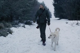 „Erzgebirgskrimi“: Neue Filme werden verschoben - Försterin Saskia Bergelt (Teresa Weißbach) entdeckt in der neuen Episode „Wintermord“ des „Erzgebirgskrimis“ in einem zugeschneiten Auto am Waldrand in Oberwiesenthal eine Leiche - nur leider etwas später als geplant.