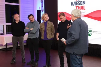 Erzgebirgskrimi: Oberwiesenthaler dürfen vorab „Wintermord“ gucken - In Oberwiesenthal hat Montagabend der Erzgebirgskrimi „Wintermord“ Vorpremiere gefeiert. Die geladenen Gäste erlebten den Krimi im Beisein des Regisseurs Tim Trageser sowie der Schauspieler Hannes Wegener, Teresa Weißbach und Kai Scheve (v. l.).