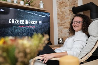 Erzgebirgskrimi: So schaffte es eine Buchhalterin aus Geyer zu einer Sprechrolle - Kornelia Walther in ihrem Wohnzimmer. Sie ist gespannt, was von ihr im Film zu sehen und zu hören ist.