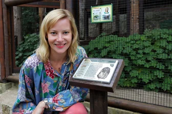 Erzgebirgskrimi-Star Teresa Weißbach besucht tierisches Patenkind im Auer Zoo - Teresa Weißbach am Käfig ihres kleine Kauzes Anton.