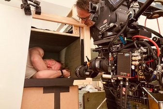 „Erzgebirgskrimi. Über die Grenze“: Wie der lebendig begrabene Kommissar in der Kiste gefilmt wurde - Die Kiste, in der Schauspieler Kai Scheve als Kommissar Robert Winkler gefangen war, war für den Dreh mit verschiebbaren Wänden ausgestattet.