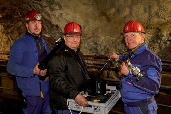 Erzgebirgskrimi unter Tage mit zwei Regisseuren - Paul Herold, Andreas Obst und Michael Schmidt (von links) sind nur drei von etwa 15 Vereinsmitgliedern, die kräftig mit anpacken. 