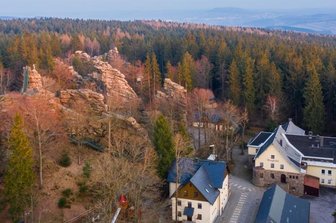 Erzgebirgskrimi: Von Felsen, Helden, Honig und Klischees - Die Naturbühne und die Greifensteine bildeten einen Teil der Kulisse des vierten Erzgebirgskrimis im ZDF. Gleich zwei Morde mussten dieses Mal aufgeklärt werden.