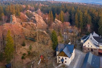 Erzgebirgskrimi: Von Felsen, Helden, Honig und Klischees - Die Naturbühne und die Greifensteine bildeten einen Teil der Kulisse des vierten Erzgebirgskrimis im ZDF. Gleich zwei Morde mussten dieses Mal aufgeklärt werden.