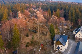 Erzgebirgskrimi: Von Honig und Klischees - Die Naturbühne und die Greifensteine bildeten einen Teil der Kulisse des vierten Erzgebirgskrimis im ZDF. Gleich zwei Morde mussten dieses Mal aufgeklärt werden.