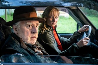 Erzgebirgskrimi: Warum Förster Bergelt ab der neuen Folge „Wintermord“ fehlt - Andreas Schmidt-Schaller als Förster Georg Bergelt und Vater von Försterin Saskia (Teresa Weißbach) gehörte zum Stamm-Schauspielensemble des „Erzgebirgskrimis“. Das Bild stammt aus der Folge „Verhängnisvolle Recherche“.