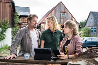 Erzgebirgskrimi: Was es Neues zu den nächsten beiden Filmen gibt - Der Erzgebirgskrimi – im Bild Kai Scheve, Teresa Weißbach und Lara Mandoki – kommt nach Annaberg.