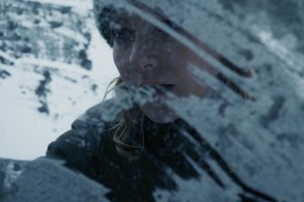 Erzgebirgskrimi „Wintermord“: Spannung, Tiefgang und ein „Erzgebirgsknochen“ - Die Försterin Saskia Bergelt (Teresa Weißbach) entdeckt in einem zugeschneiten Auto am Waldrand in Oberwiesenthal eine Leiche.