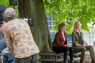 Erzgebirgskrimi: Wolkensteiner Schloss verwandelt sich in Filmkulisse - Keine Pause, sondern Vorbereitungen für eine Szene: Schauspieler Lara Mandoki, Teresa Weißbach und Adrian Topol (von links) an der Schlosslinde. 