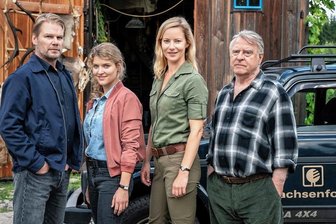 Erzgebirgskrimi: ZDF nennt Ausstrahlungstermine und Pläne für weitere Dreharbeiten - Werden wieder im kommenden siebten Erzgebirgskrimi Hauptrollen spielen: Kai Scheve und Lara Mandoki agieren als Kommissare, Teresa Weißbach ist als Försterin zu sehen und Andreas Schmidt-Schaller (v. l.) als ihr Vater.
