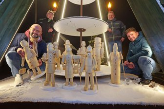 Erzgebirgskunst in Meinsdorf: Ortspyramide feiert Figuren-Premiere - Von links: Bürgermeister Daniel Röthig freut sich gemeinsam mit Steffen Veit, Daniel Landgraf und Felix Imiella über die neuen Pyramidenfiguren.
