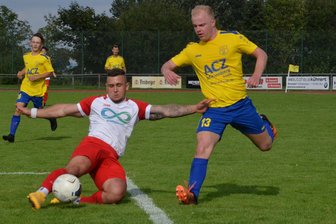 Erzgebirgsliga: Annaberger schubsen Motor II vom Thron - Im letzten Moment grätscht Annabergs Justin Klitzke (l.) dazwischen und hindert Kevin Matthes vom FSV Motor Marienberg II am Torschuss. Der Einsatz hat sich gelohnt: Die Annaberger gewannen mit 3:2.