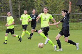 Erzgebirgsliga: ATSV gibt Hoffnung nicht auf - Die Zschorlauer - hier mit Toni Alscher am Ball - haben sich wie bereits im Hinspiel mit dem ATSV Gebirge-Gelobtland die Punkte geteilt. 1:1 hieß es am Sonntagnachmittag vor 135 Zuschauern.