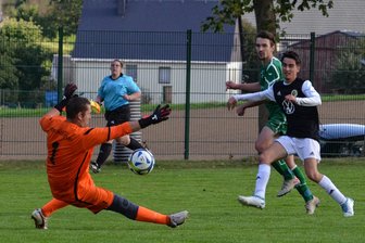 Erzgebirgsliga: Drebacher Knoten platzt gegen Neustädtel - Die Entscheidung: Merrell Böhm erzielt in dieser Szene das 3:1 für den FV Krokusblüte Drebach/Falkenbach und lässt sich dabei auch nicht von den Neustädtlern Chris Neumerkel (l.) und Finn Salzer (r.) aufhalten.