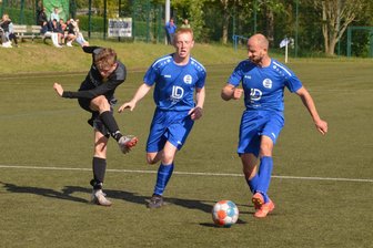 Erzgebirgsliga: Findet Oelsnitz zurück in die Erfolgsspur? - Samuel Urlaß (l.) und der Oelsnitzer FC wollen gegen Marienberg II ihre Negativserie beenden.