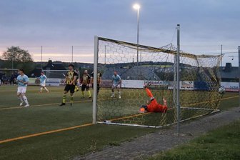 Erzgebirgsliga: FSV Blau-Weiß Schwarzenberg feiert 6-Punkte-Wochenende - Da ist es passiert: Noah Espig (l.), der gerade das 2:1 für den FSV Blau-Weiß Schwarzenberg erzielt hat, dreht jubelnd ab. Die Neustädtler Abwehr hat nicht nur in dieser Szene geschlafen.