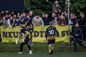 Erzgebirgsliga: Neustädtler holen Zschorlauer auf Boden der Tatsachen zurück - Die endgültige Entscheidung: Karl Haußner (l.) hat gerade das 4:1 für den Neustädtler SV in Zschorlau erzielt und feiert zusammen mit den zahlreichen NSV-Fans den feststehenden Sieg.