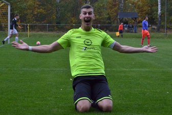 Erzgebirgsliga: Oelsnitzer Kicker wollen Negativspirale durchbrechen - Zschorlaus Tim Martin bejubelt im Hinspiel seinen Treffer zur zwischenzeitlichen 2:1-Führung für Zschorlau. Am Ende hatten aber die Oelsnitzer mit 3:2 die Nase vorn.