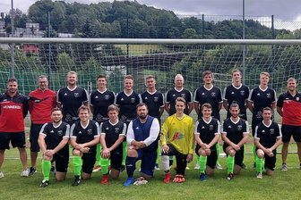 Erzgebirgsliga: So läuft es für die Vereine aus der Region - SV Neudorf: (h.v.l.): Trainer Norman Matzeck, Mannschaftsleiter Stefan Göhler, Ronny Schmiedel, Christoph Meyer, Emanuel Hartling, Micha Huss, Christopher Hartling, Marius Roch, Basti Schmiedl, Felix Schmiedel, Thomas Löser; (v.v.l.): Phillip Kästner, Johann Süß, Johannes Weighardt, Rico Offenderlein, Tom Päckert, Erik Kaufmann, Oliver Wünsch, Ricky Sonntag