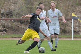 Erzgebirgsliga: Spitzenspiele enden ohne Sieger, Auerhammer und Sosa holen weiter auf - Franco Stopp erzielte beim 1:1 in Schneeberg den Ausgleich für den ESV Zschorlau.