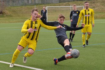 Erzgebirgsliga: Zschorlauer Kicker nutzen Oelsnitzer Patzer und erobern Tabellenspitze - Samuel Urlaß (r.), hier in einer früheren Partie gegen Schneebergs Lennart Junghans, erzielte in Thalheim beide Oelsnitzer Treffer.