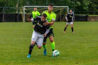Erzgebirgsliga: Zschorlauer patzen in Neudorf, Oelsnitzer bleiben dran - Ein gebrauchter Tag für den ESV Zschorlau: Bei der 1:4-Niederlage in Neudorf musste Kapitän Tim Martin (r., hier gegen Annaberg II mit Marcel Thiel) verletzt raus.