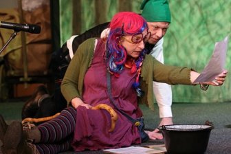 Erzgebirgsmärchen bezaubern Publikum - Angelique Fleischer - hier als Hexe Taraxa - und Jörg Heinicke schlüpften am Samstag in verschiedene Rollen.