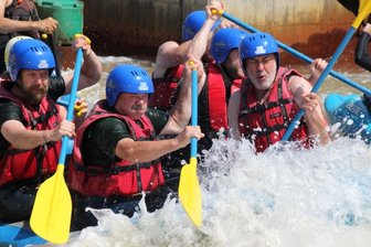 Erzgebirgsmarine bezwingt wildes Wasser - Das wilde Wasser im Kanupark hat die Truppe um Käptn Spalteholz (r.) voll gefordert. 