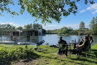 Erzgebirgsmarine zum 20. Mal auf großer Fahrt: Wenn Landratten auf Flößen die Havel erkunden - Die Hausbootflöße sind am Ufer der Havel festgemacht, der Grill ist in Betrieb, ein Bierchen geöffnet: Die Touren der Erzgebirgsmarine können sehr idyllisch sein. Zumal dann, wenn die Mannschaft wie in diesem Jahr nicht selber paddeln muss.