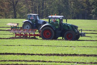 Erzgebirgsmeisterschaften im Leistungspflügen in Schellenberg stattgefunden - Elf Traktor-Pflüger nahmen an den Meisterschaften teil.
