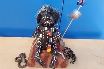Erzgebirgsmeisterwerke: Wie zwei Gelenauer Geschwister zu ihren einzigartigen Räucherfiguren kamen - Aborigines-Raachermoo von Marie Seibt aus Gelenau.
