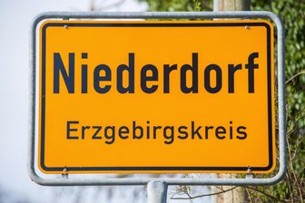 Erzgebirgsort will Geld sparen - nur wie? - Liegt gut an der Autobahn, das Gewerbegebiet ist voll. Doch auch Niederdorf muss sparen.
