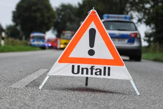 Erzgebirgsrallye: Bei Wertungsprüfung im Geländer gelandet - Ein Unfall war bei der Erzgebirgsrallye zu verzeichnen.