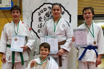 Erzgebirgsrandori: Gornauer Judoka mit perfekter Medaillenquote - Stolz präsentieren die Gornauer Judoka ihre Trophäen.