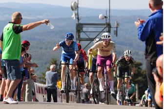Erzgebirgsrundfahrt: Erneut treten Bundesliga-Starter in die Pedale - Die Spiegelwald-Bergwertung in Lauter-Bernsbach lockte auch 2024 viele Besucher an.